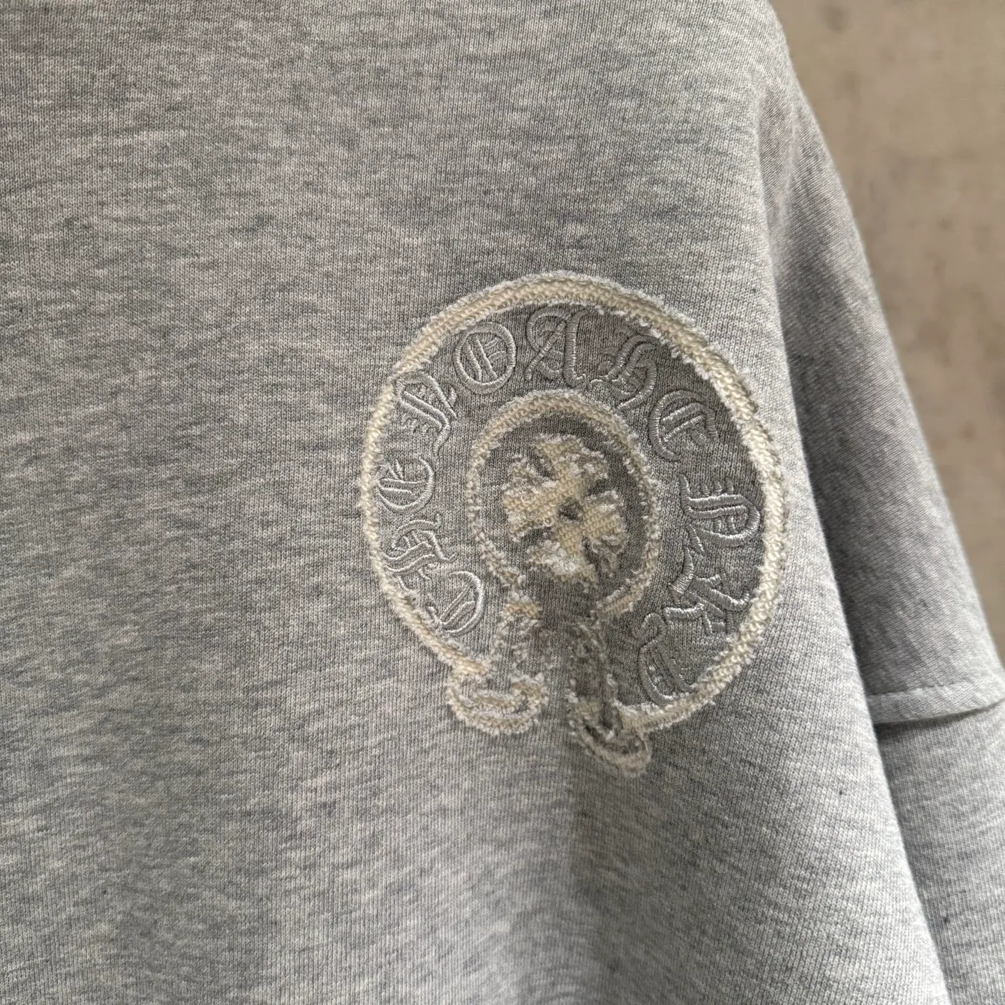 🅿️410 [Strict quality control] CH Croixin's new long-sleeved hooded sweatshirt. The fabric is made of heavy 480g double yarn fabric. Garment washing. Laser burning of the front and back panels. Garment washing. Loose fit. The fabric is stiff and stylish. It does not deform or shrink. Color: black, white, floral gray. Size: M-2xl